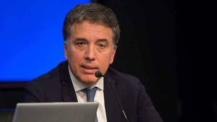 La eliminación del IVA a los productos básicos fue una de las últimas medidas de Dujovne (Foto: NA)