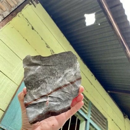 El meteorito que cayó en la casa de Josua Hutagalung y el hueco que dejó en el techo del partio.
