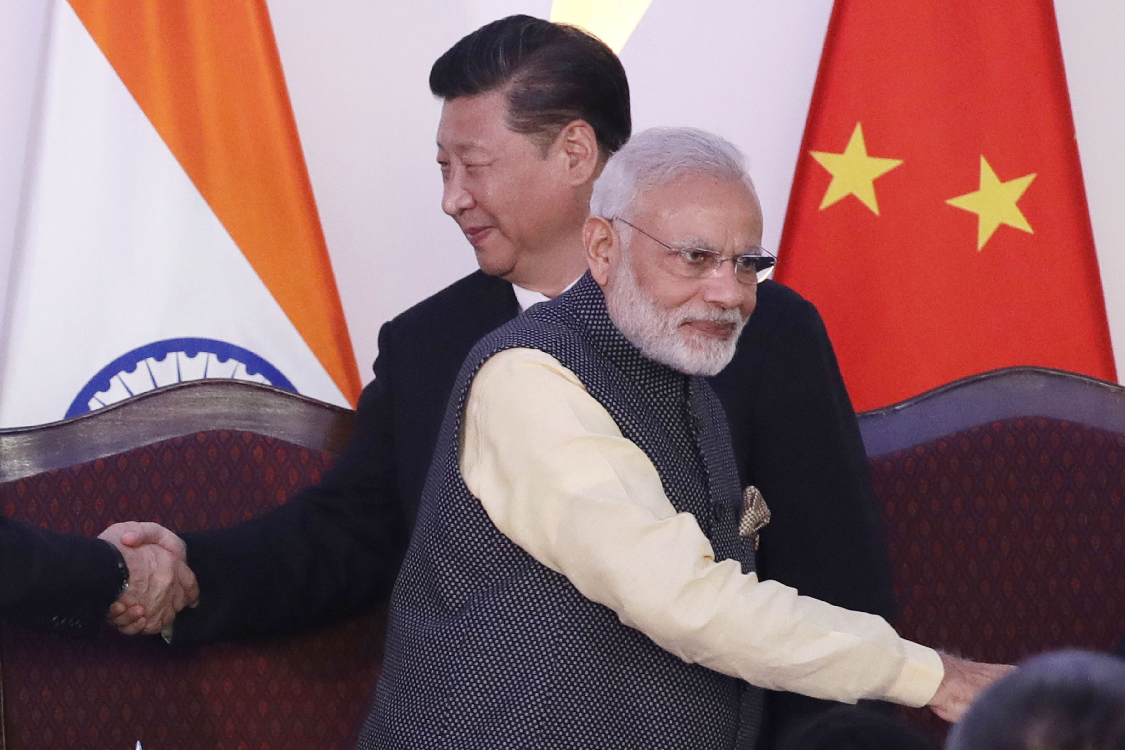 En esta imagen de archivo del 16 de octubre de 2016, el primer ministro de India, Narendra Modi, delante, y el presidente de China, Xi Jinping, al fondo, estrechan manos de otros mandatarios en la cumbre de los BRIC en Goa, India. (AP Foto/Manish Swarup, Archivo)