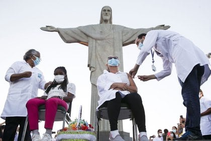 Foto del lunes de Dulcineia da Silva Lopes recibiendo la vacuna de Sinovac contra el coronavirus bajo la estatua del Cristo Redentor en Río de Janeiro (REUTERS/Ricardo Moraes)