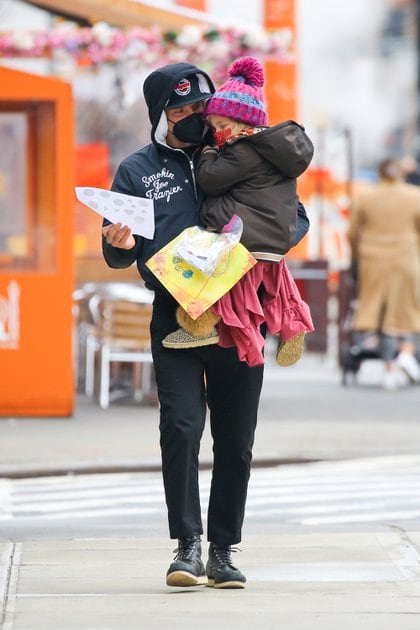 Mientras la modelo Irina Shayk se encuentra en Italia, en el marco de la semana de la moda en Milán, Bradley Cooper llevó a su hija Lea al jardín de infantes al que asiste en Nueva York