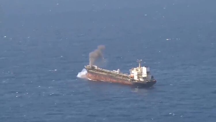 El impacto en el buque carguero utilizado como blanco (Armada Bolivariana)