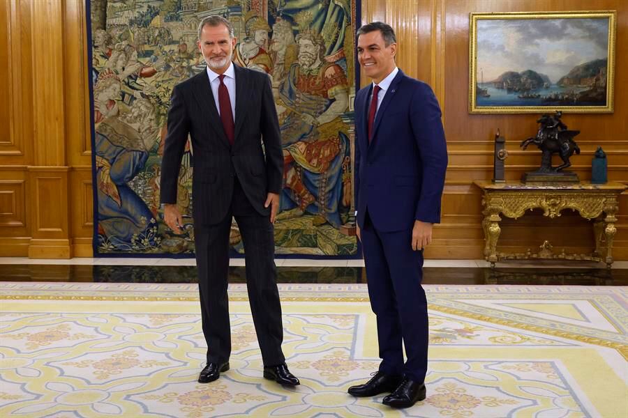 El rey Felipe VI recibe al líder del PSOE y presidente del Gobierno en funciones, Pedro Sánchez, a su llegada al encuentro celebrado este martes en el Palacio de La Zarzuela. (Juanjo Guillén/EFE)