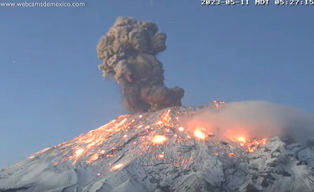 Fuerte explosión del volcán Popocatépetl este jueves 11 de mayo. Foto: Captura de Pantalla / Webcams de México