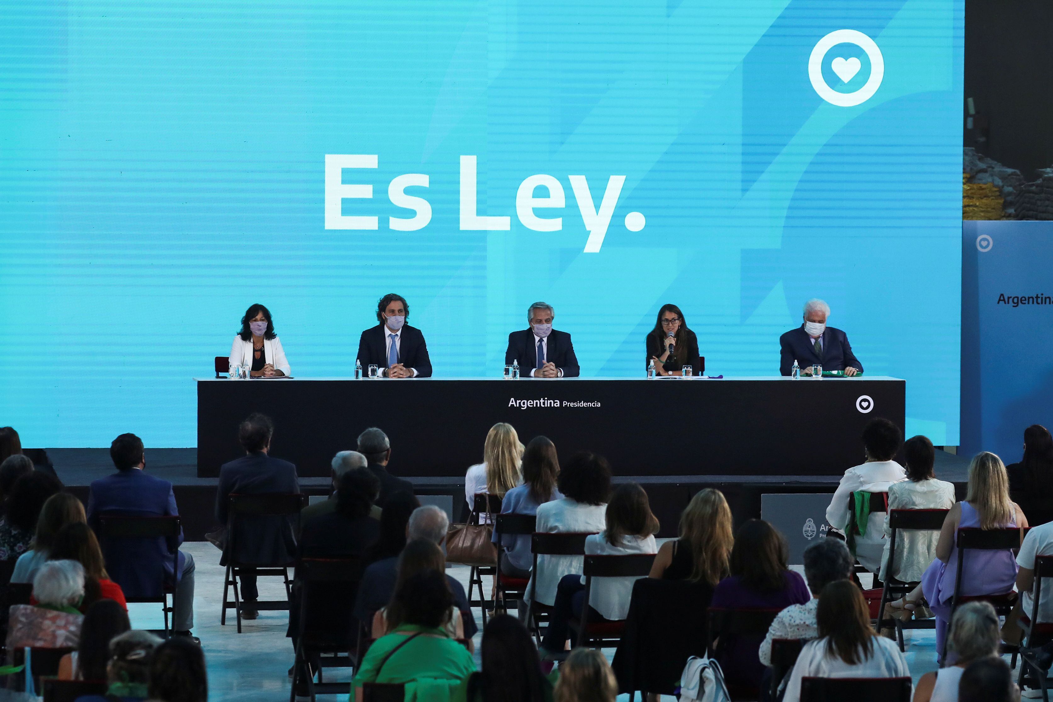 Ginés González García en el anuncio de la promulgación de la ley de interrupción voluntaria del embarazo, acompañando al Presidente