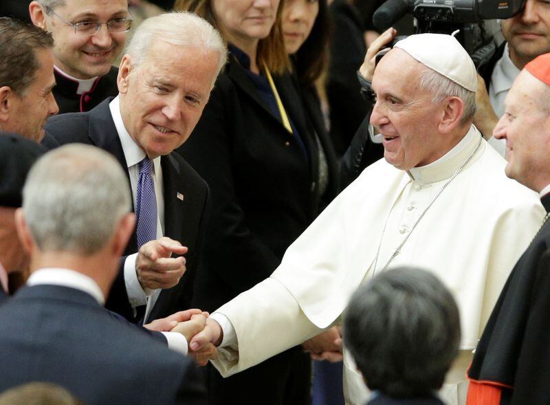 Imagen de archivo del entonces vicepresidente de Estados Unidos, Joe Biden (izq), junto al Papa Juan Pablo II en el salón Pablo VI del Vaticano. 29 abril 2016. REUTERS/Max Rossi