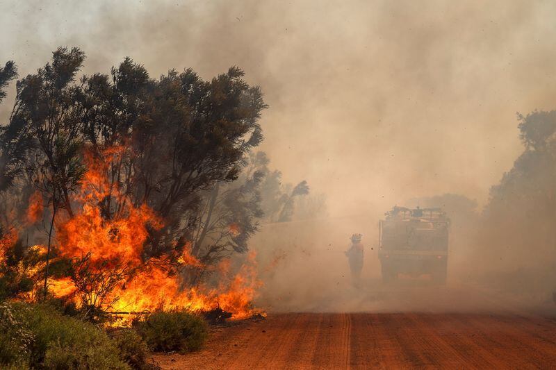 Un bombero apaga las llamas de los incendios forestales en Red Gully, Australia Occidental. (EVAN COLLIS/DEPARTMENT OF FIRE AND EMERGENCY SERVICES/ REUTERS)