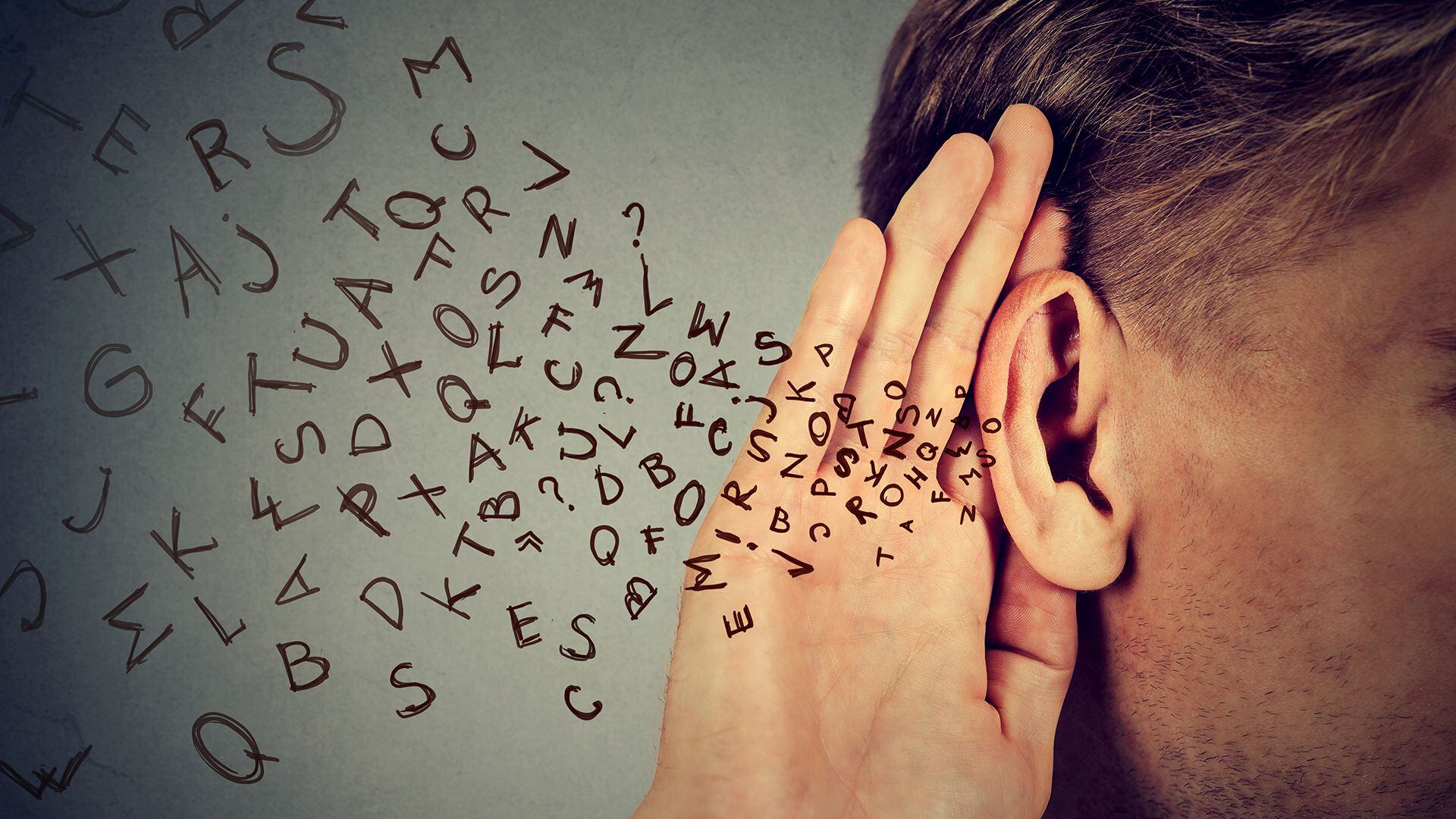 Los síntomas de la pérdida auditiva incluyen dificultad para escuchar conversaciones, necesidad de subir el volumen de la TV y zumbido en los oídos (Getty)