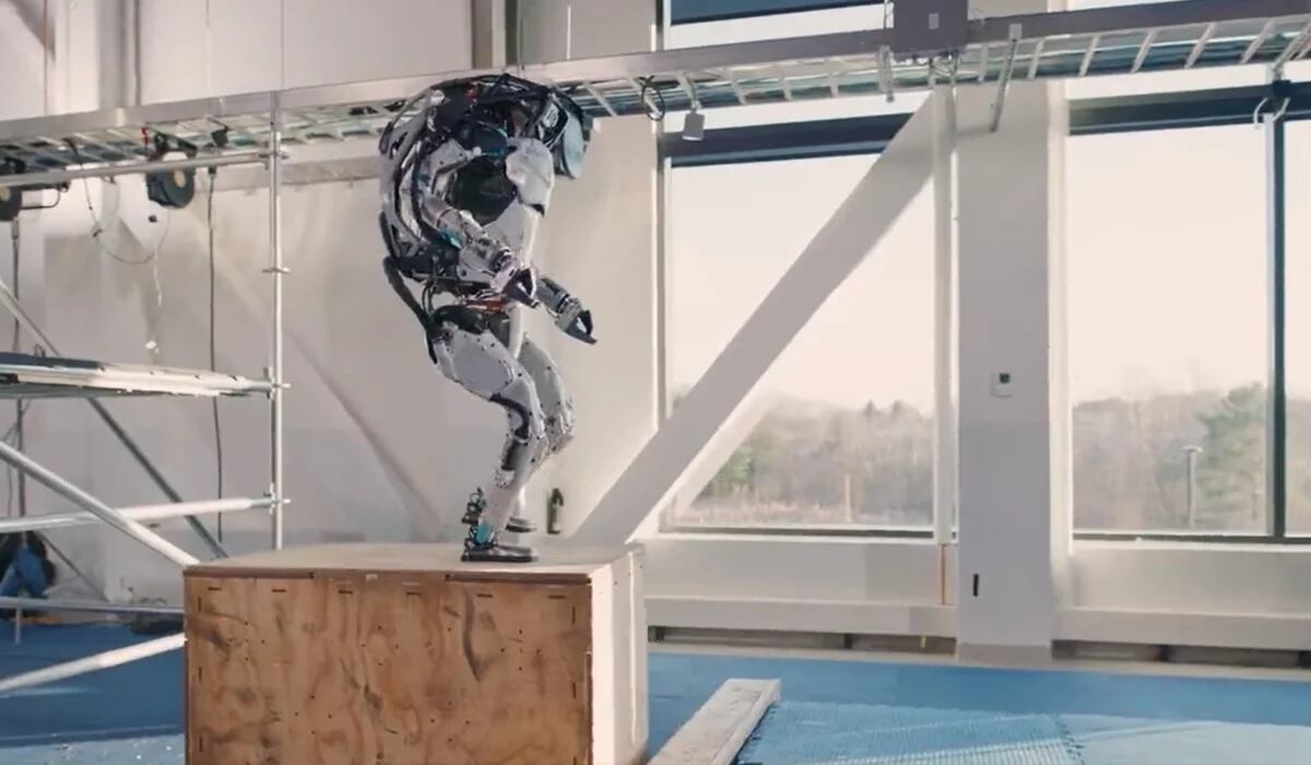 El robot que es capaz de saltar y dar una voltereta en el aire ya puede manipular objetos