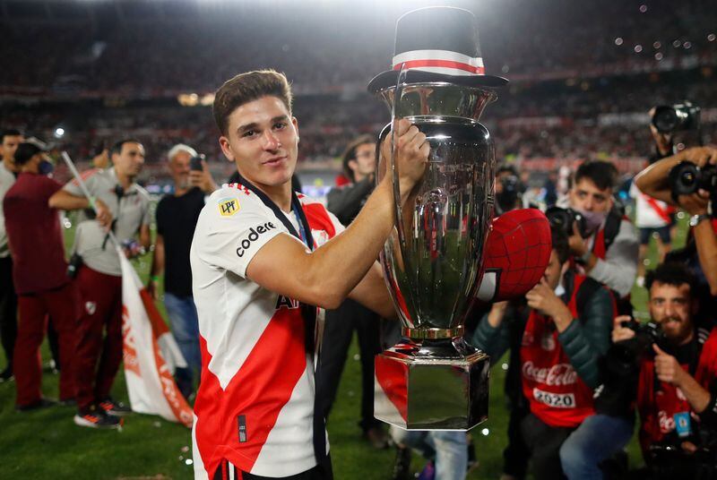Julián Álvarez festeja con el trofeo de campeón después de ganar la Liga Profesional, tres fechas antes del final(REUTERS/Agustín Marcarian)