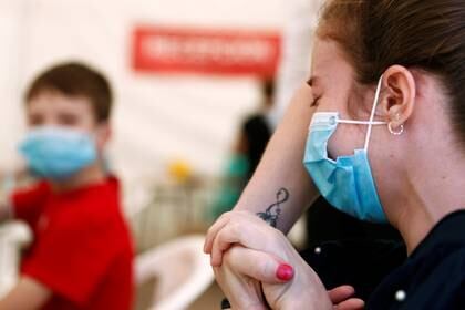 Jimena Hernández, de 12 años, reacciona al ser examinada en una estación de pruebas temporal de coronavirus, el 29 de mayo de 2020 (REUTERS/Susana Vera)