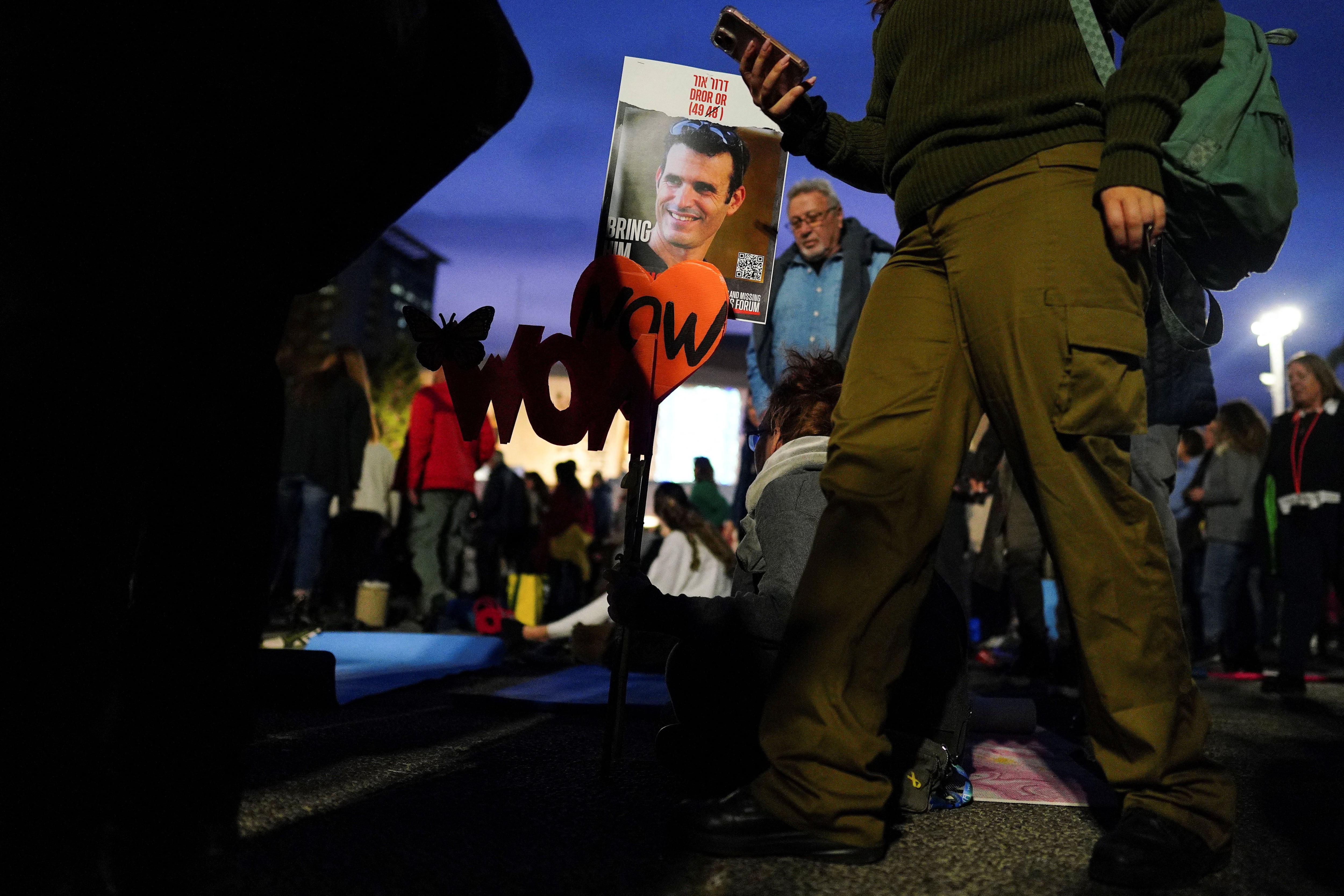 Familiares y partidarios de Dror Or, de 49 años, que fue tomado como rehén el 7 de octubre, celebran el cumpleaños número 49 de Dror mientras está cautivo por el grupo islamista palestino Hamas en la Franja de Gaza, en un evento en Tel Aviv, Israel, el 18 de enero. 2024. REUTERS/Alexandre Meneghini