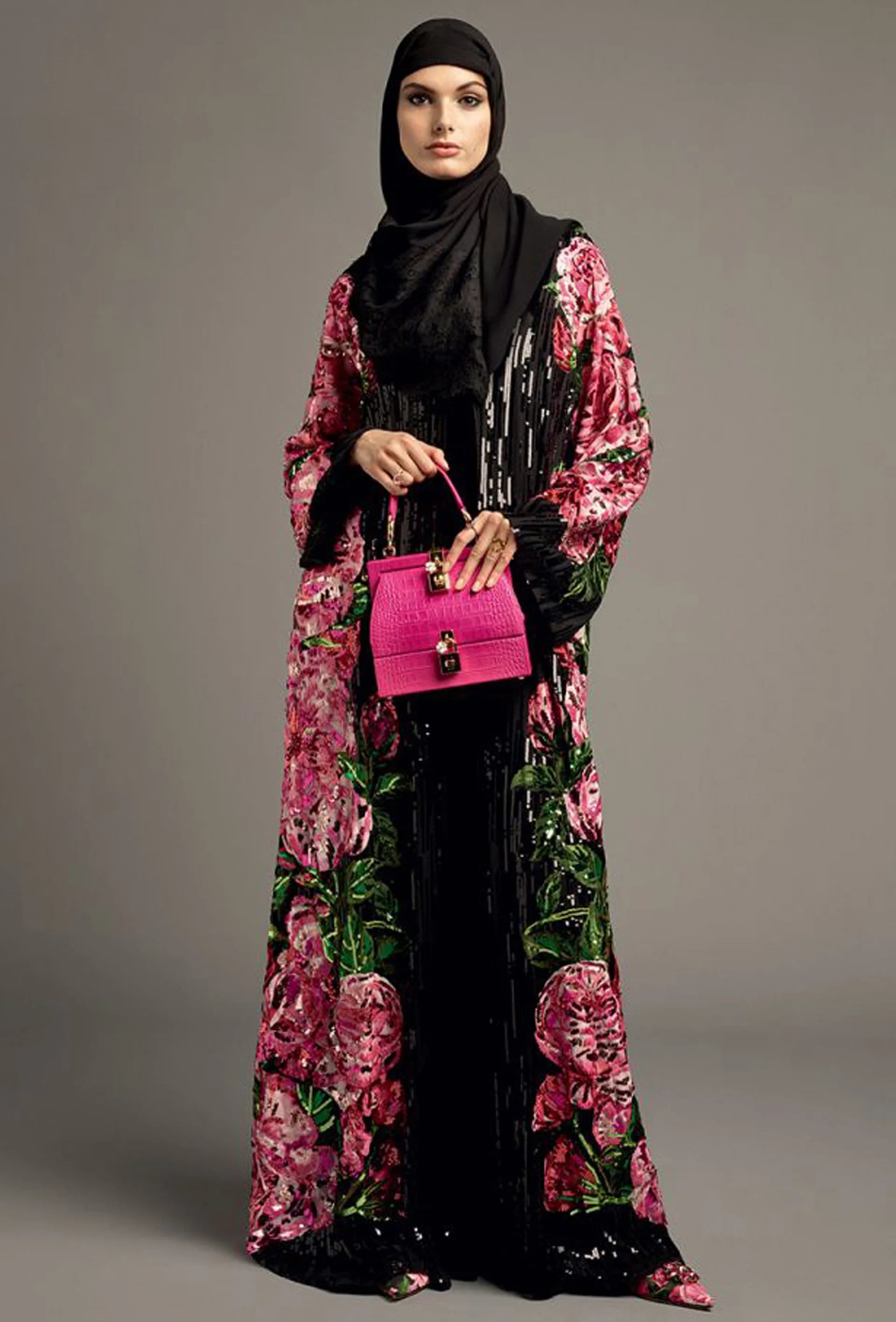 En negro a tono con el hijab. El estampado floral es una de las tendencias para esta colección (Vogue Arabia)