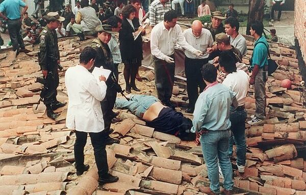 Cuerpo de Escobar dado de baja por las autoridades en diciembre de 1993.