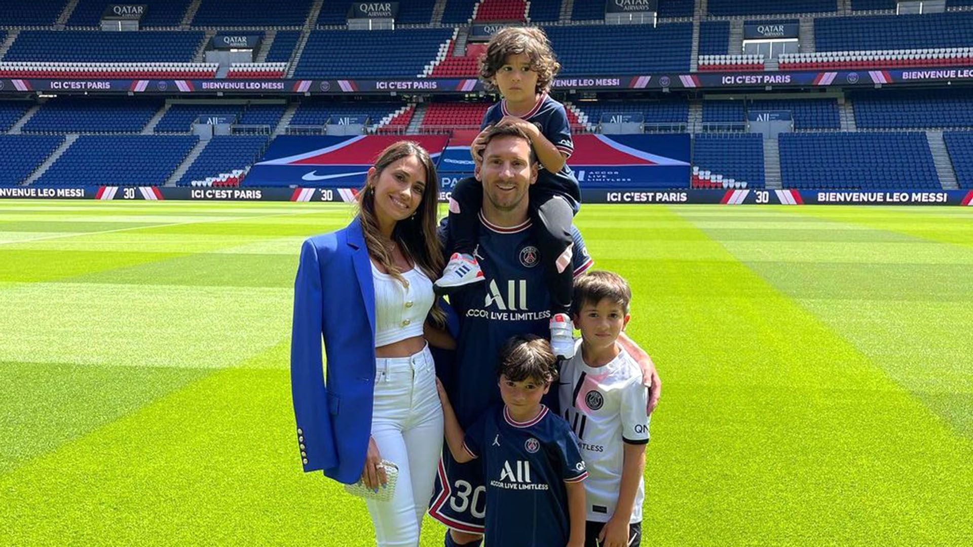 La primera foto de Lionel Messi y su familia en el estadio del PSG (@antonelaroccuzzo)