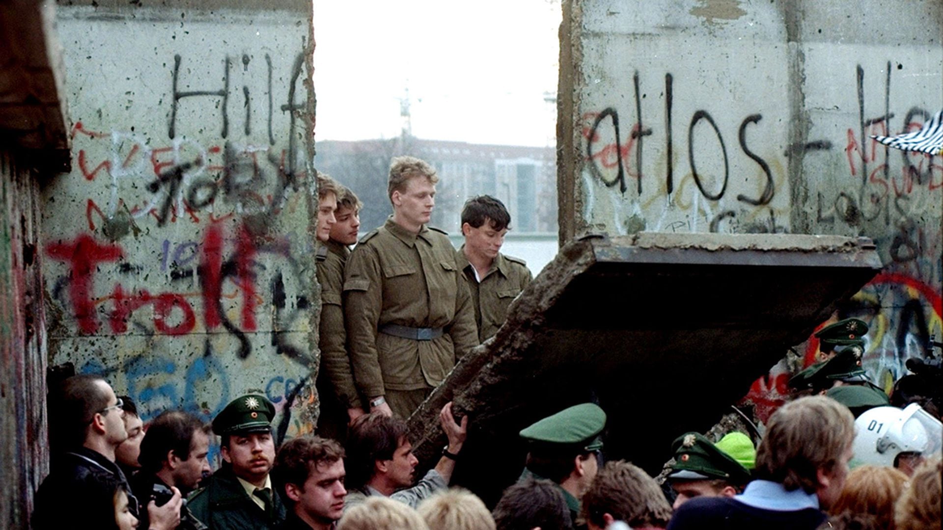 Guardias fronterizos de Alemania Oriental la caída del Muro de Berlín. Noviembre de 1989 (Reuters)