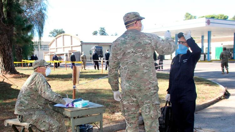 Si alguno presenta síntomas será aislado y evaluado en el hospital militar