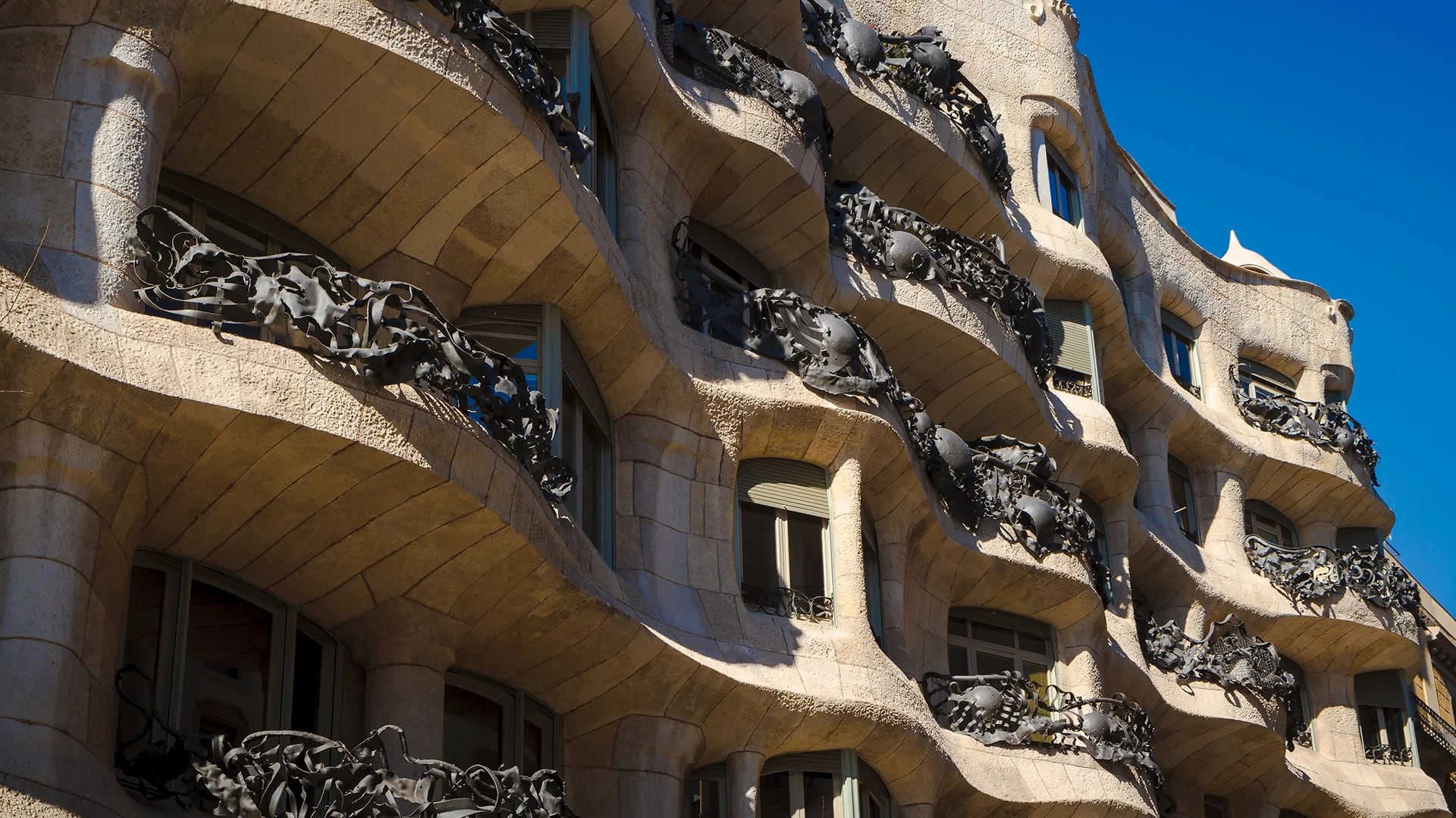Gaudí usó colores y formas encontrados en la vida marina como inspiración para su creatividad en este edificio ej los colores escogidos para la fachada son aquellos encontrados en un coral natural