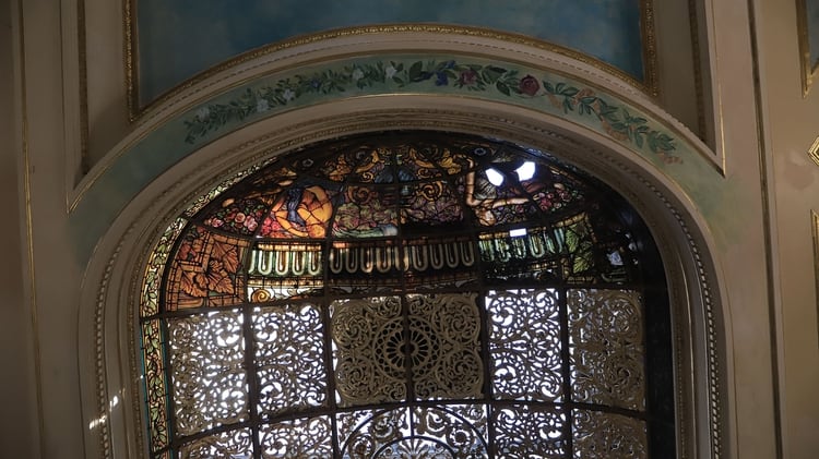 La cúpula con vitrales, la gran joya que permanece en la confitería