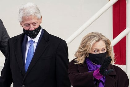 El expresidente Bill Clinton y su esposa Hillary. REUTERS/Kevin Lamarque