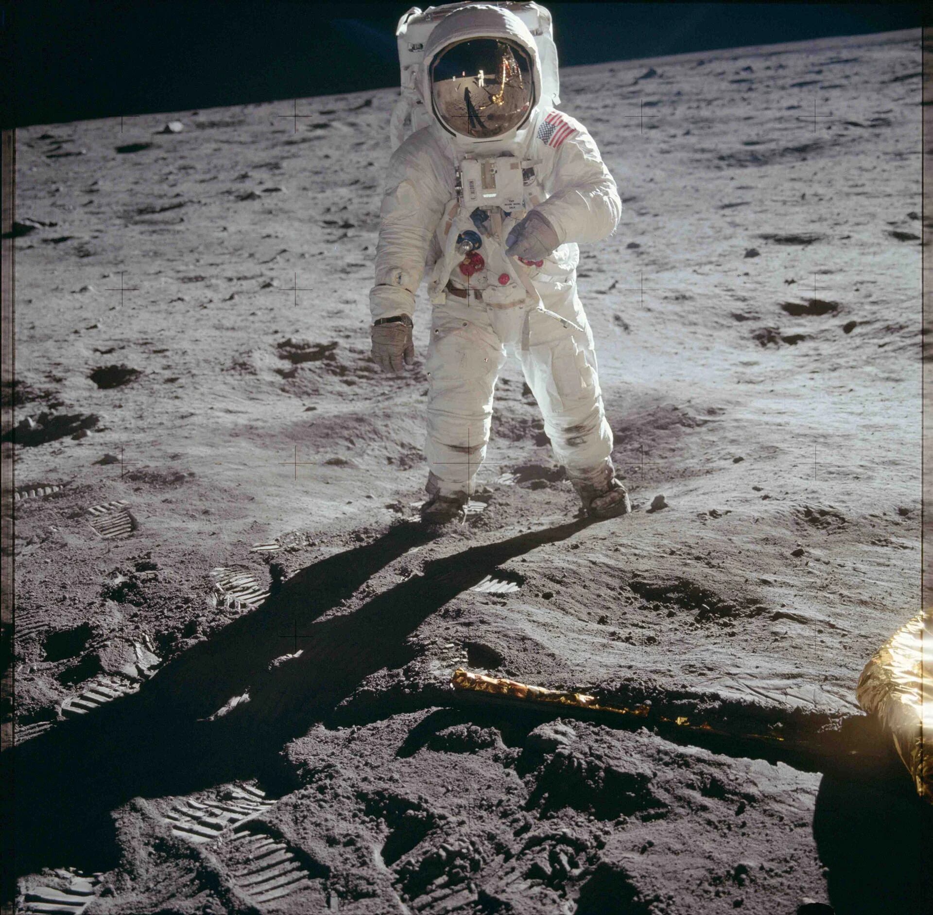 El astronauta Edwin E. Aldrin Jr., piloto del módulo lunar, camina sobre la superficie de la luna, el 20 de julio de, 1969 (Reuters)