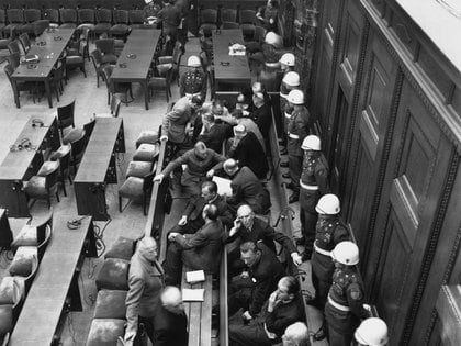 Soldados se alinean una sala de audiencias donde los líderes nazis escuchan al fiscal británico Sir Hartley Shawcross 