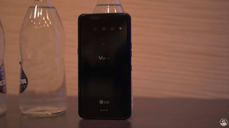 El tamaño del LG V50 es mayúsculo, como su precio