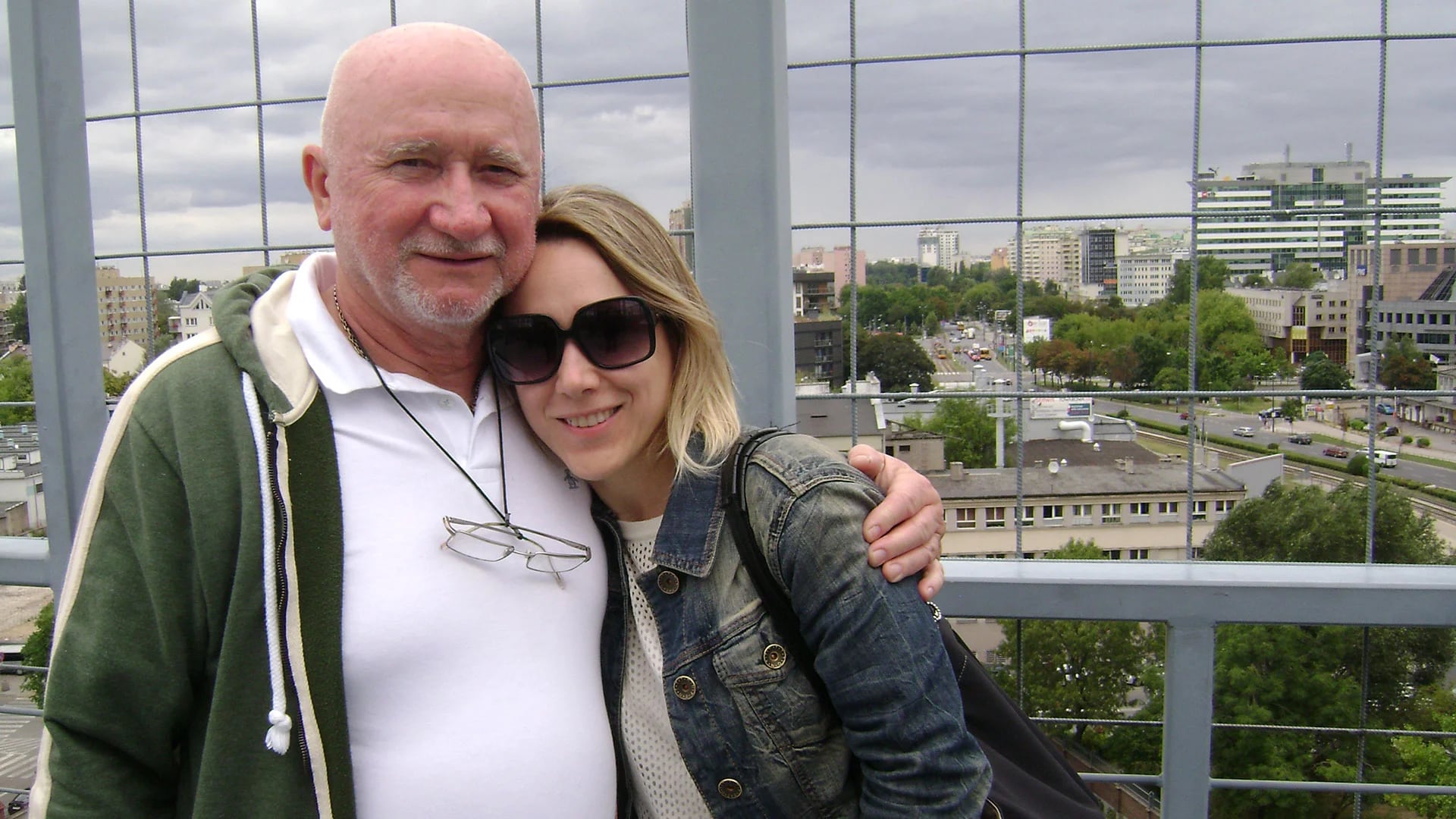 La autora del libro, junto a su padre, en la terraza del Museo del Levantamiento de Varsovia.