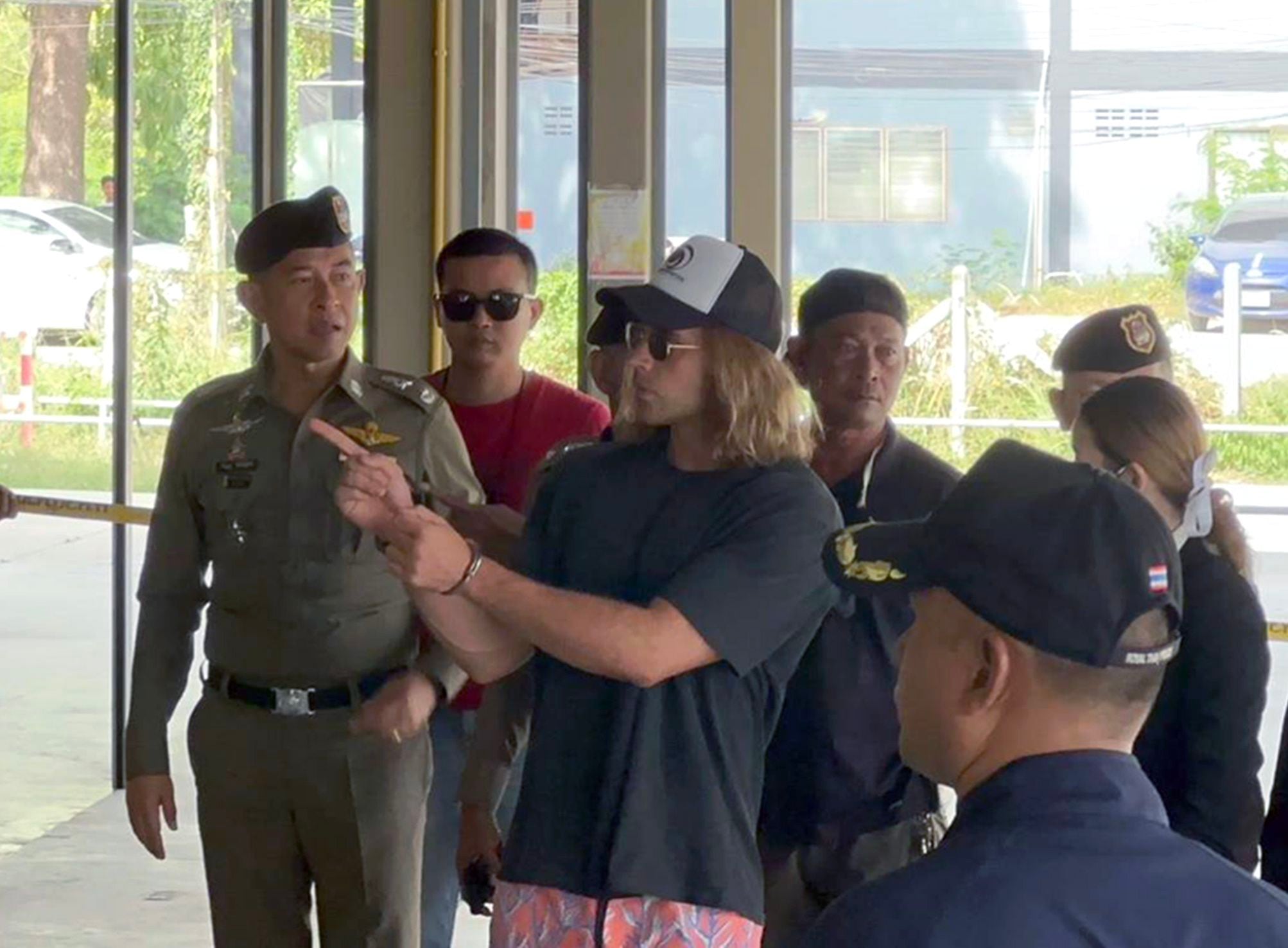Daniel Sancho en una imagen tomada el 6 de agosto de 2023 y compartida por la Royal Thai Police en la que se le ve escoltado por varios agentes. 
