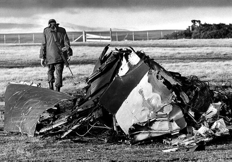 Así quedó un Harrier abatido por la artillería argentina. Un soldado argentino se aleja después de comprobar el derribo (Foto: Eduardo Farré).