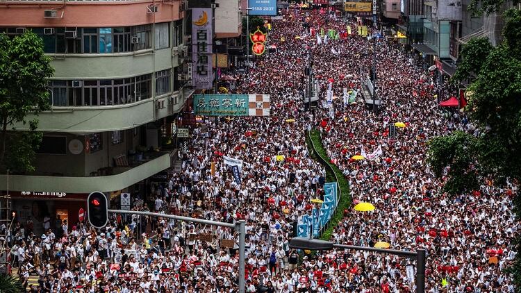 Las masivas manifestaciones en Hong Kong han evolucionado, marcadas por tácticas y objetivos cambiantes, y violencia más frecuente (Lam Yik Fei / The New York Times)
