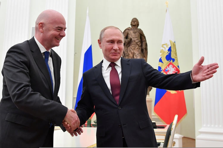 Gianni Infantino, presidente de la FIFA, junto a Vladimir Putin, presidente de Rusia (Reuters)