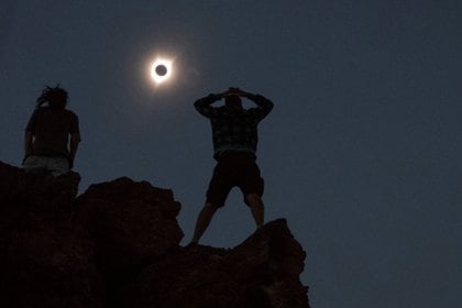 El frío y la desorientación son efectos probados en las personas durante un eclipse solar - REUTERS/Adrees Latif