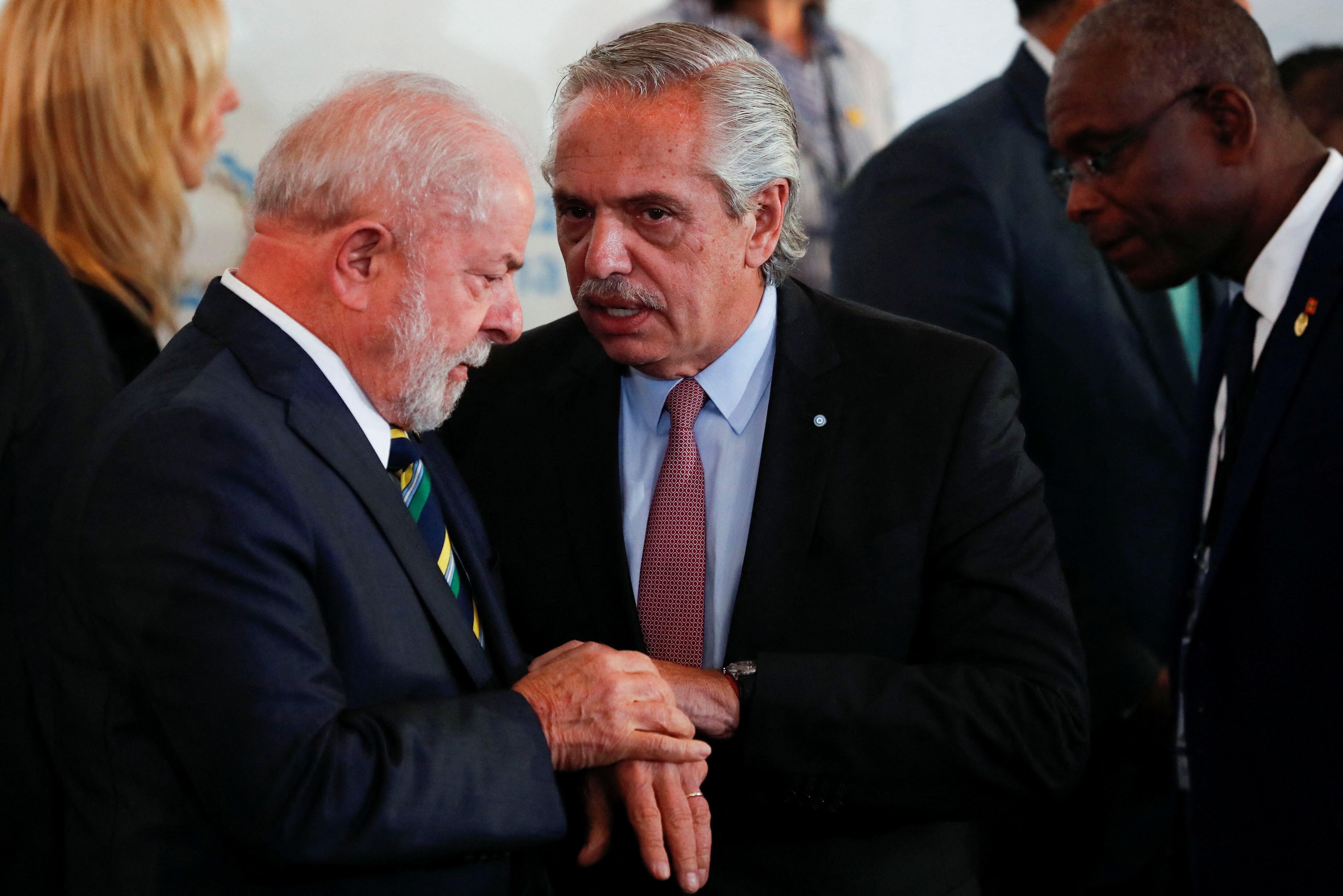 Los gobiernos de Argentina y Brasil negocian un esquema para financiar importaciones (REUTERS)