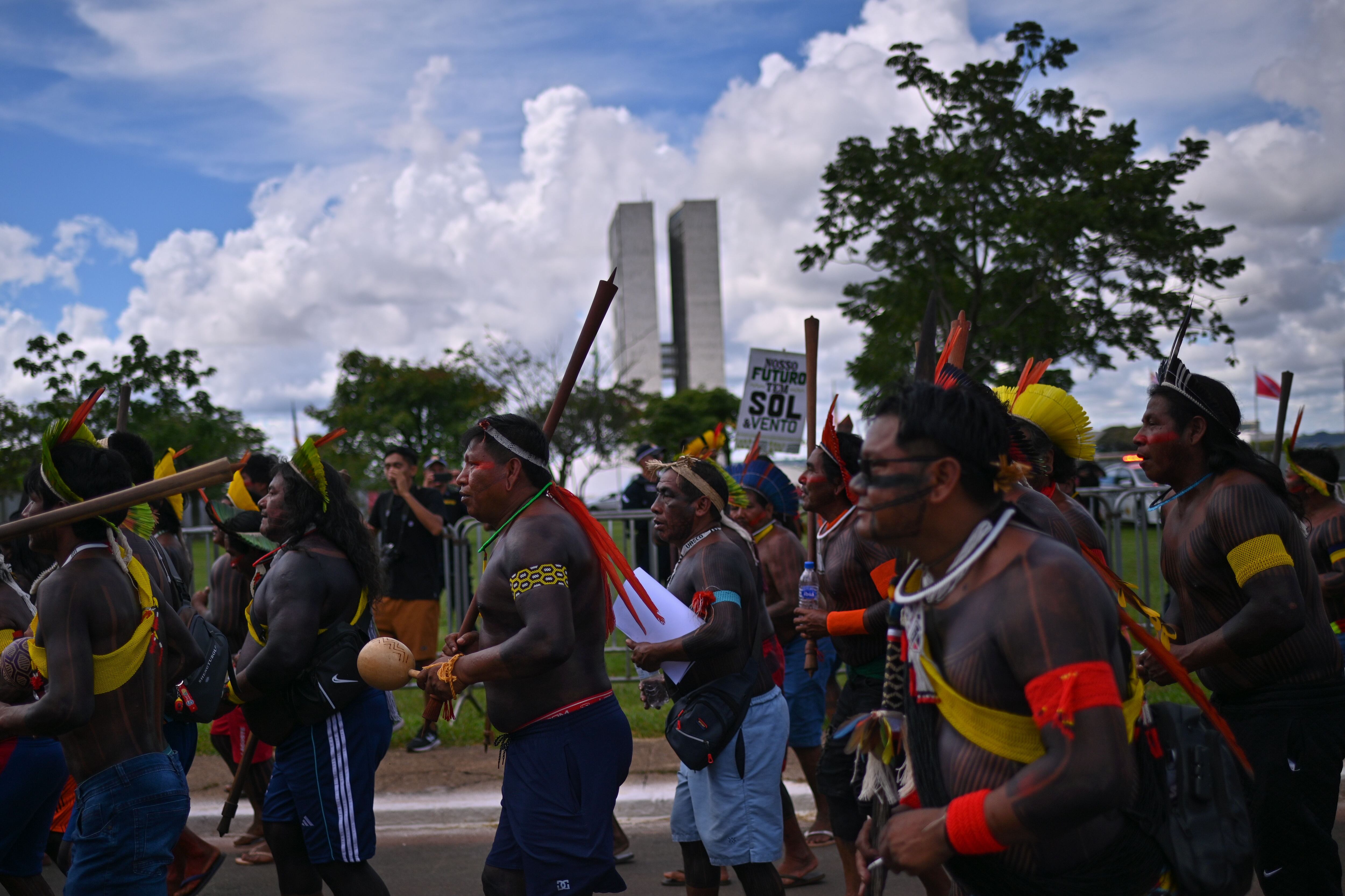 Indígenas de diferentes etnias participan en la Marcha del Acampamento Terra Livre (Campamento Tierra Libre) en Brasilia (EFE/Andre Borges)
