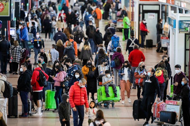IMAGEN DE ARCHIVO. Personas caminan en el Aeropuerto Internacional Arturo Merino Benitez después de que Chile reabrió sus fronteras para visitantes, en Santiago, Chile. Octubre 1, 2021. REUTERS/Pablo Sanhueza