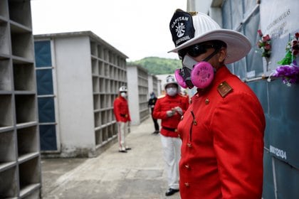 Bomberos asisten al funeral del jefe Luis Páez tras su muerte por COVID-19 en Guayaquil, Ecuador, el 24 de abril de 2020 (REUTERS/Santiago Arcos/Archivo Foto)