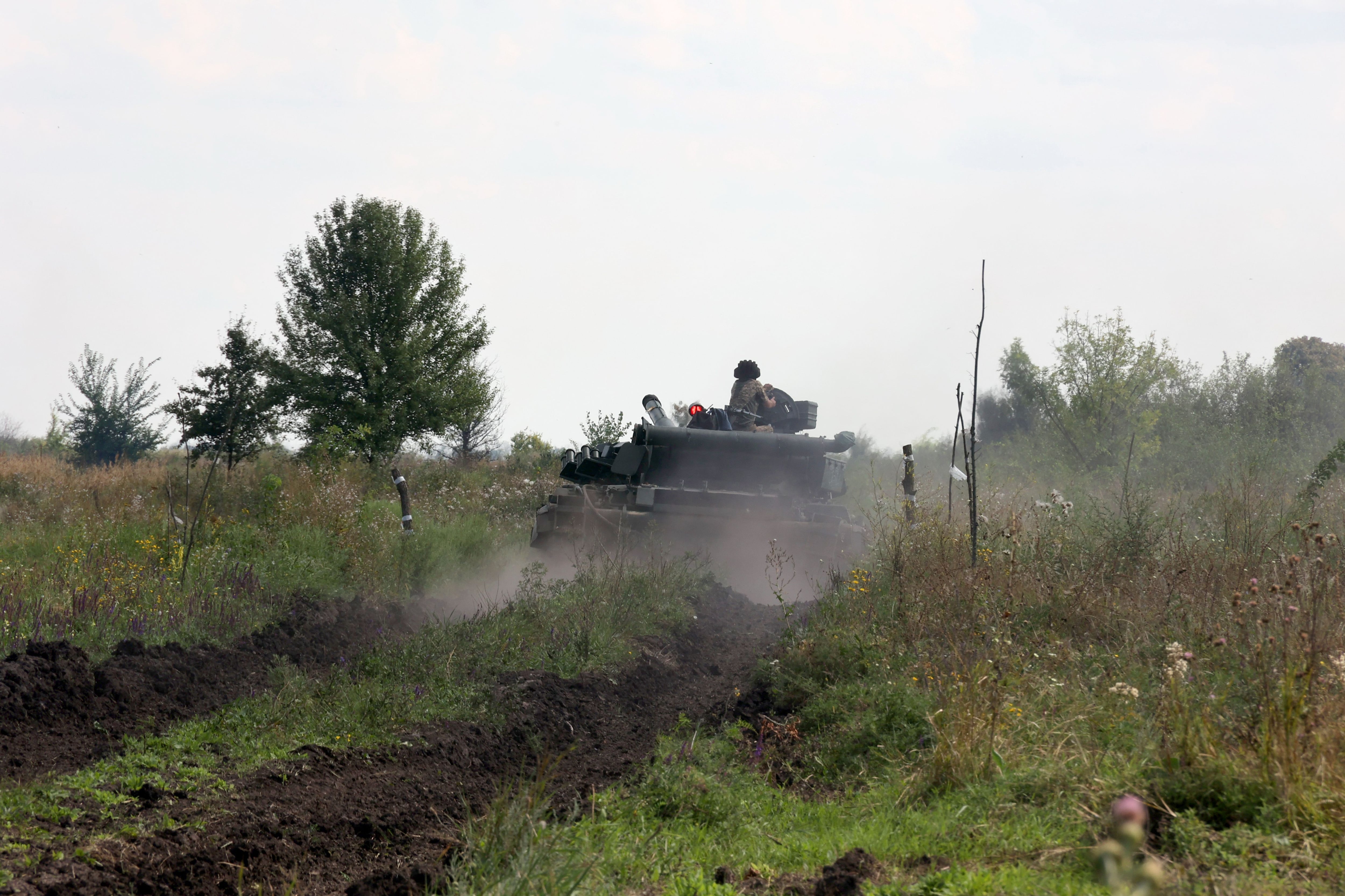 Un tanque militar ucraniano circula por la región de Kharkiv, noreste de Ucrania, el 16 de agosto de 2023 (Europa Press/Vyacheslav Madiyevskyy)