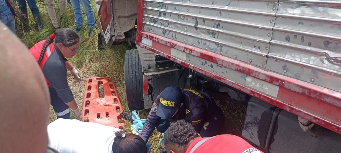 Organismos de socorro atendieron el accidente en el que perdió la vida el ciclista Germán Chaves, quien iba con su padre por la vía entre Bogotá y Tunja.