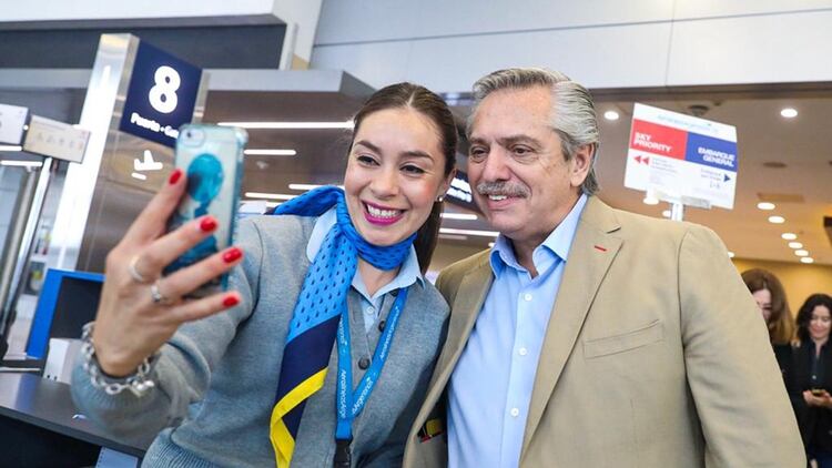 Selfies en el aeropuerto: Alberto Fernández voló hacia el debate con una reducida comitiva