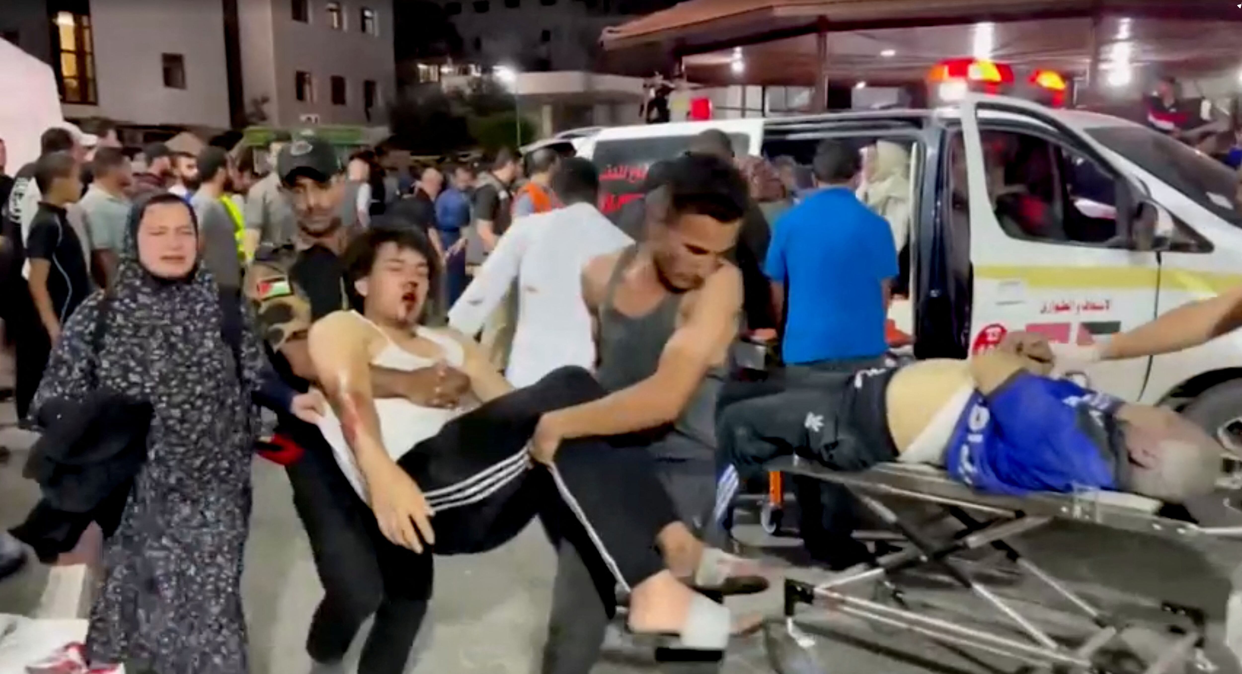 Una persona herida es llevada a un hospital después de que un supuesto ataque aéreo impactara un hospital, según el Ministerio de Salud de Hamás en la ciudad de Gaza, Franja de Gaza, en esta captura de pantalla obtenida de un video del 17 de octubre de 2023. REUTERS/Reuters TV