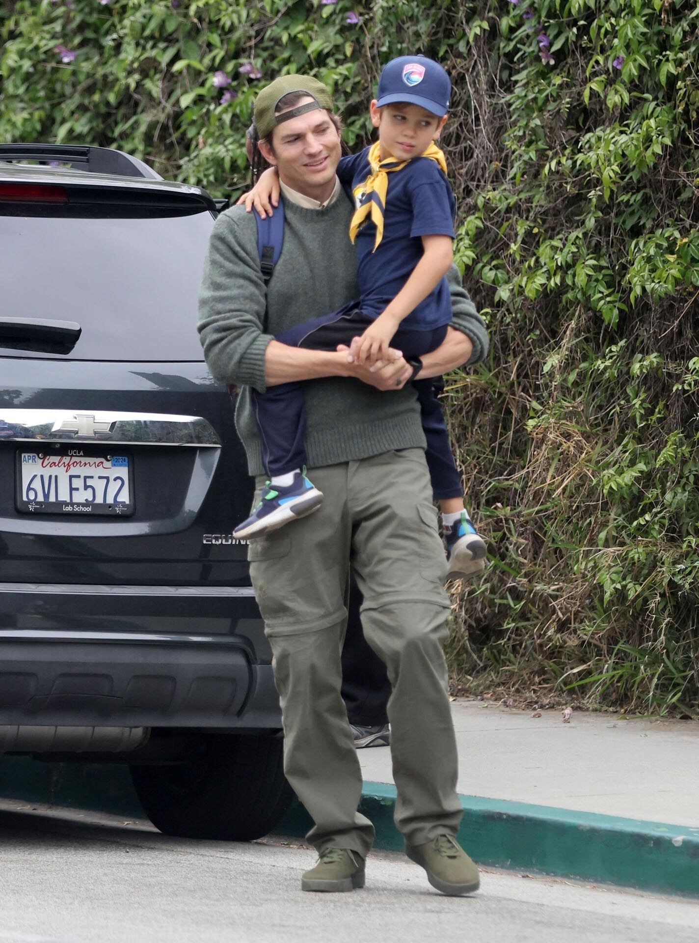 Ashton Kutcher fue fotografiado cuando llevaba a su hijo Dimitri a un encuentro scout en Los Ángeles. El actor cargó en brazos al pequeño que estaba vestido para la ocasión: pañuelo y gorra. Su padre, además, llevó su mochila sobre su espalda
