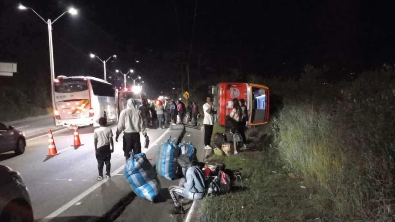 Aparatoso accidente en la vía Medellín-Bogotá dejó cuatro heridos-Colombia- 2 de enero