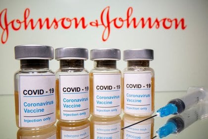FOTO DE ARCHIVO: Ilustración de viales con una pegatina en la que se lee: "COVID-19 / Vacuna contra el coronavirus / Sólo inyección" y una jeringa médica ante del logotipo de Johnson & Johnson, 31 de octubre de 2020. REUTERS/Dado Ruvic