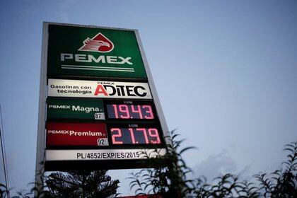 El gobierno federal apuesta a aumentar la refinación de petróleo para producir gasolina y reducir la importación de este combustible (Foto: Archivo/Reuters)