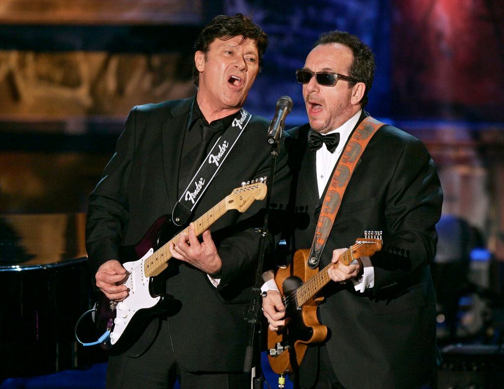 Robbie Robertson y Elvis Costello en un show del Salón de la Fama del Rock & Roll (Foto: AP/Jeff Christensen)