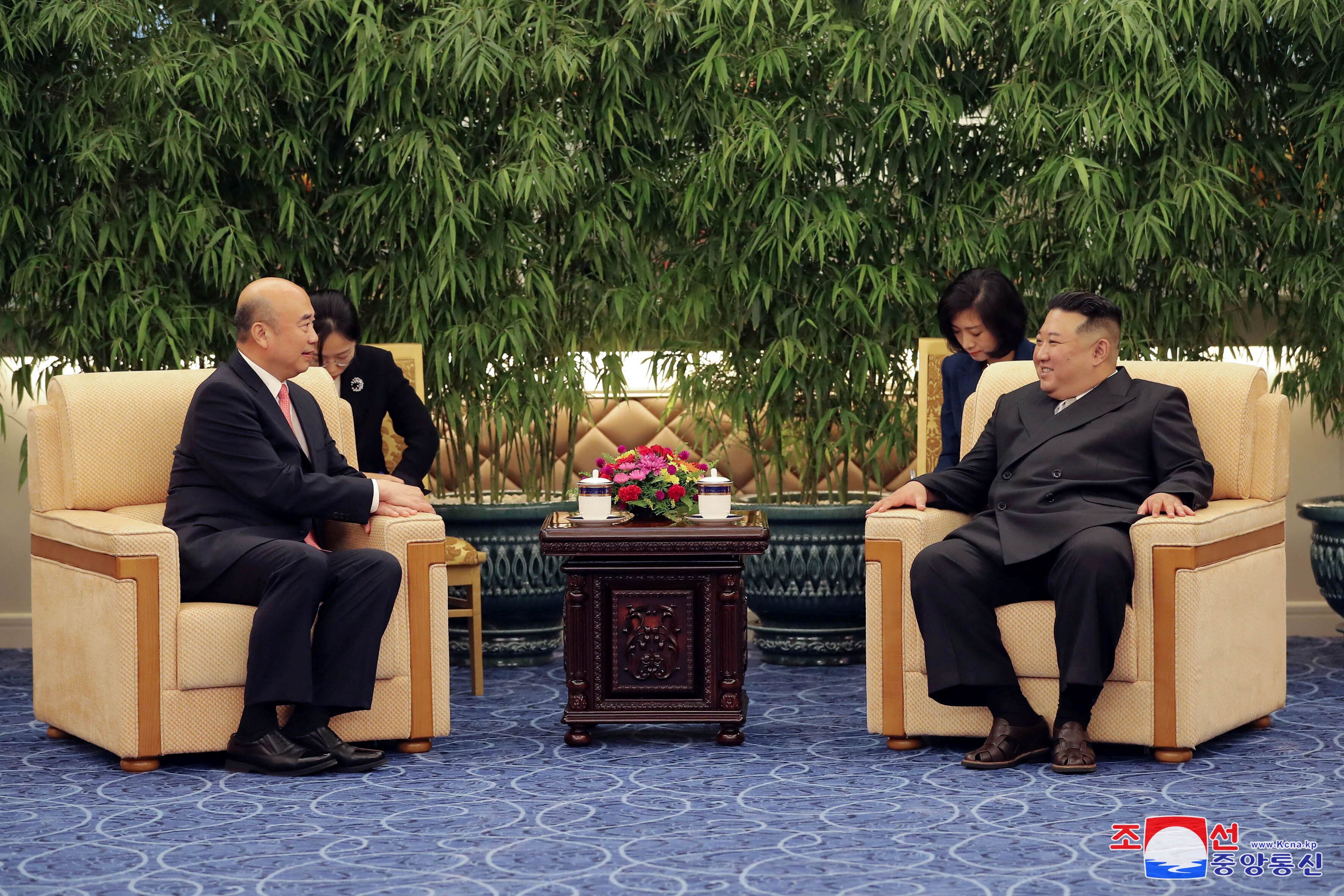 Kim Jong-reunido con funcionarios del PCCh en Corea (REUTERS)