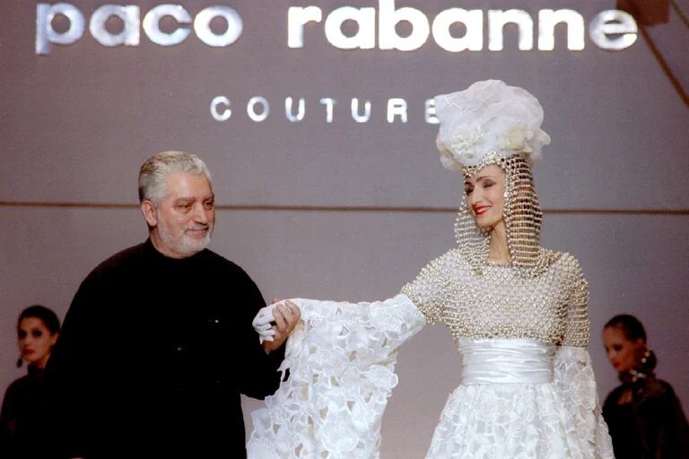 Paco Rabanne con una de sus modelos 