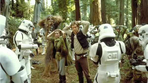 Chewbacca, la princesa Leia y Han Solo rodeados de Stormtroopers