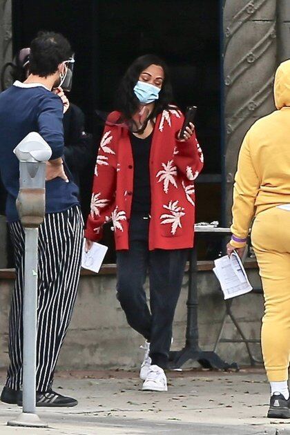 Zoe Saldana fue vista en el set de filmación de "The Bluff", su nuevo proyecto para Netflix. La locación elegida fue Los Ángeles y la actriz llevó puesto su tapabocas y también utilizó mascarilla para evitar la propagación del coronavirus